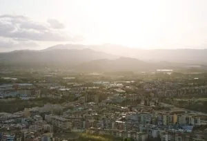 A bird's eye view of a city with mountains in the background